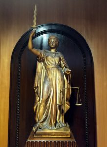 一弁　テミス像